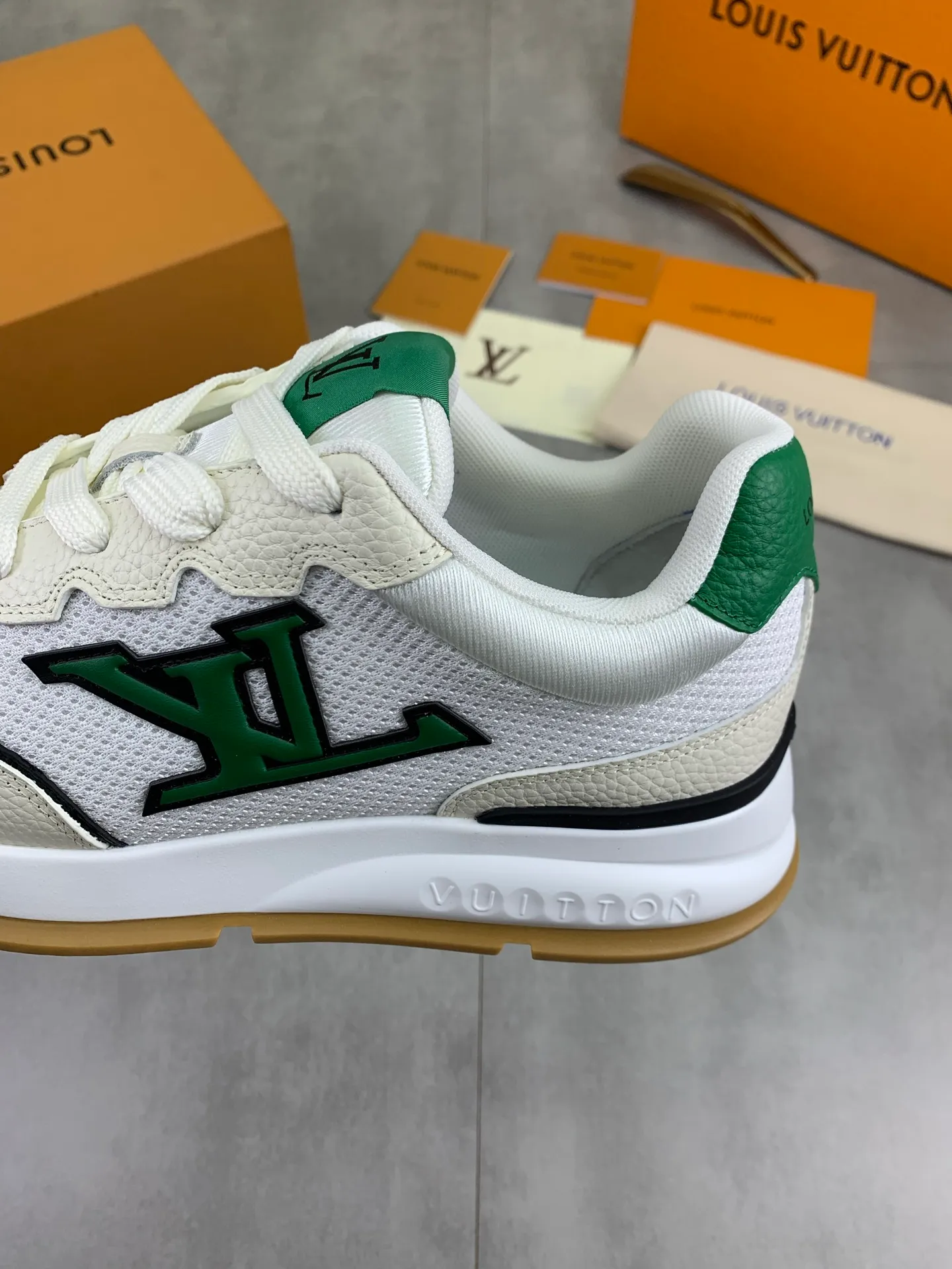 Factory price P700 💶 Top version [LOUIS VUITTON] Couple 🧑‍🤝‍🧑 Craftsman style Counter series (original order) New style 🍀LV Louis Vuitton - top version LV classic high-top trendy shoes! Made of imported original craft calfskin, original breathable lining, and original wear-resistant, lightweight, high-end TPU outsole! High quality products! 4️⃣ colors available, size: female 35-39, male 39-44 (female 40, male 45 46 customized)